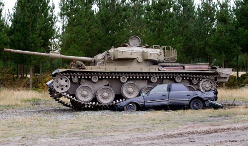 Британский танк «Максимус» - боевой танк класса «центурион», масса которого составляет 52 тонны, переезжает автомобиль.
